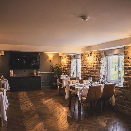 Hotel Crossways Wells Exterior foto The restaurant at The Old Stamp House