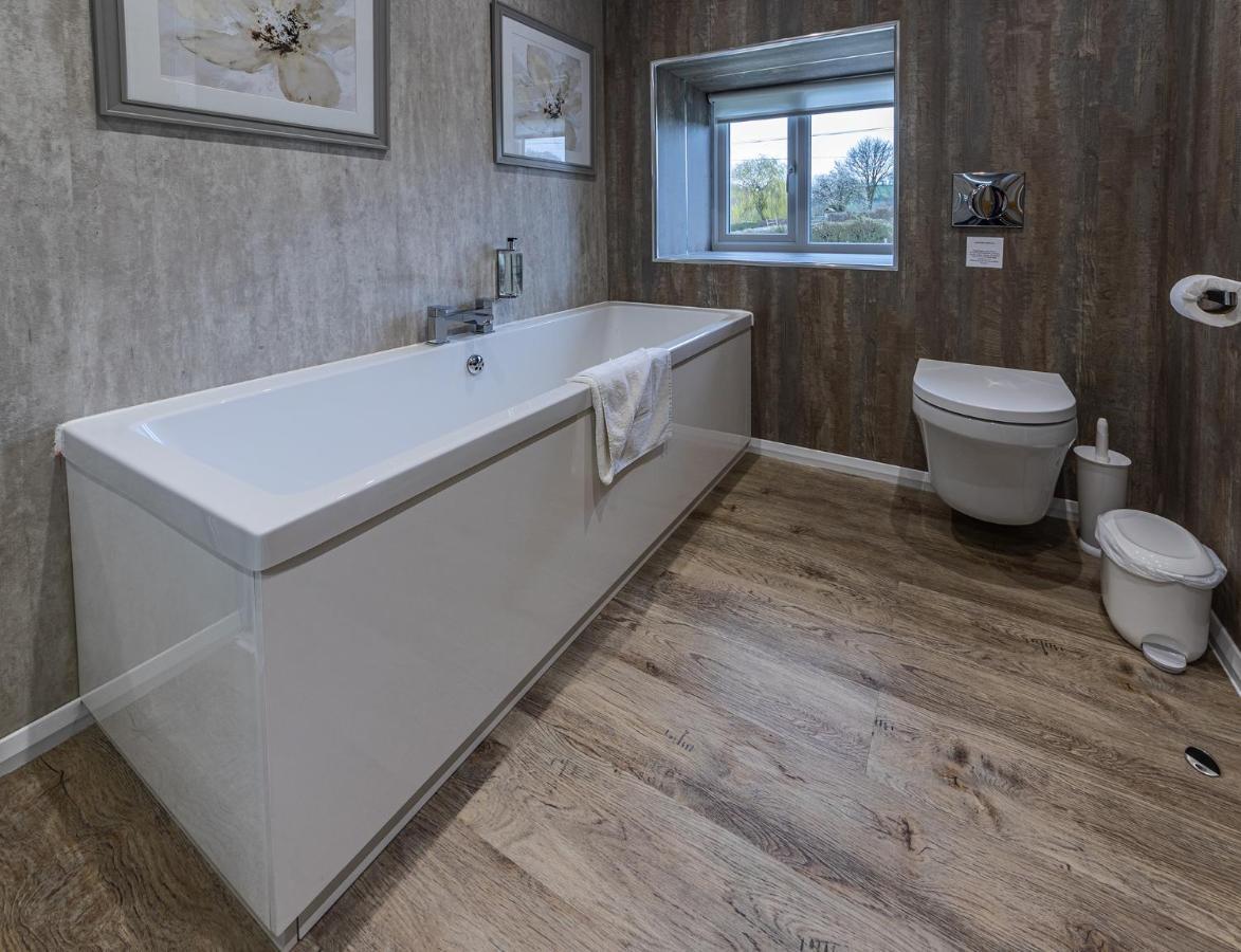 Hotel Crossways Wells Exterior foto Bathroom with a shower bath