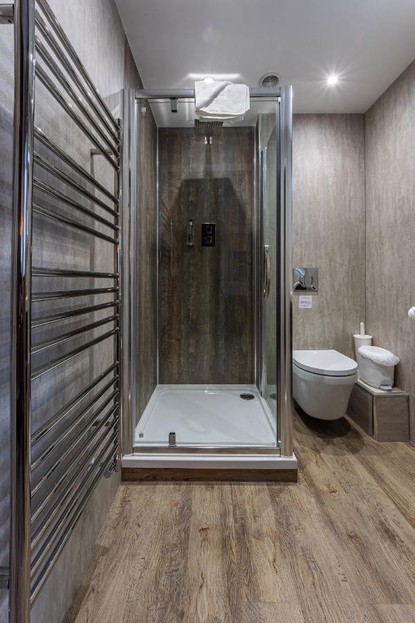 Hotel Crossways Wells Exterior foto A shower cubicle