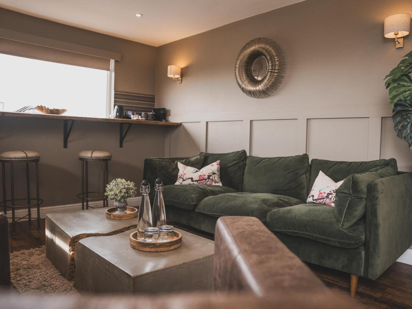 Hotel Crossways Wells Exterior foto The interior of the new lounge