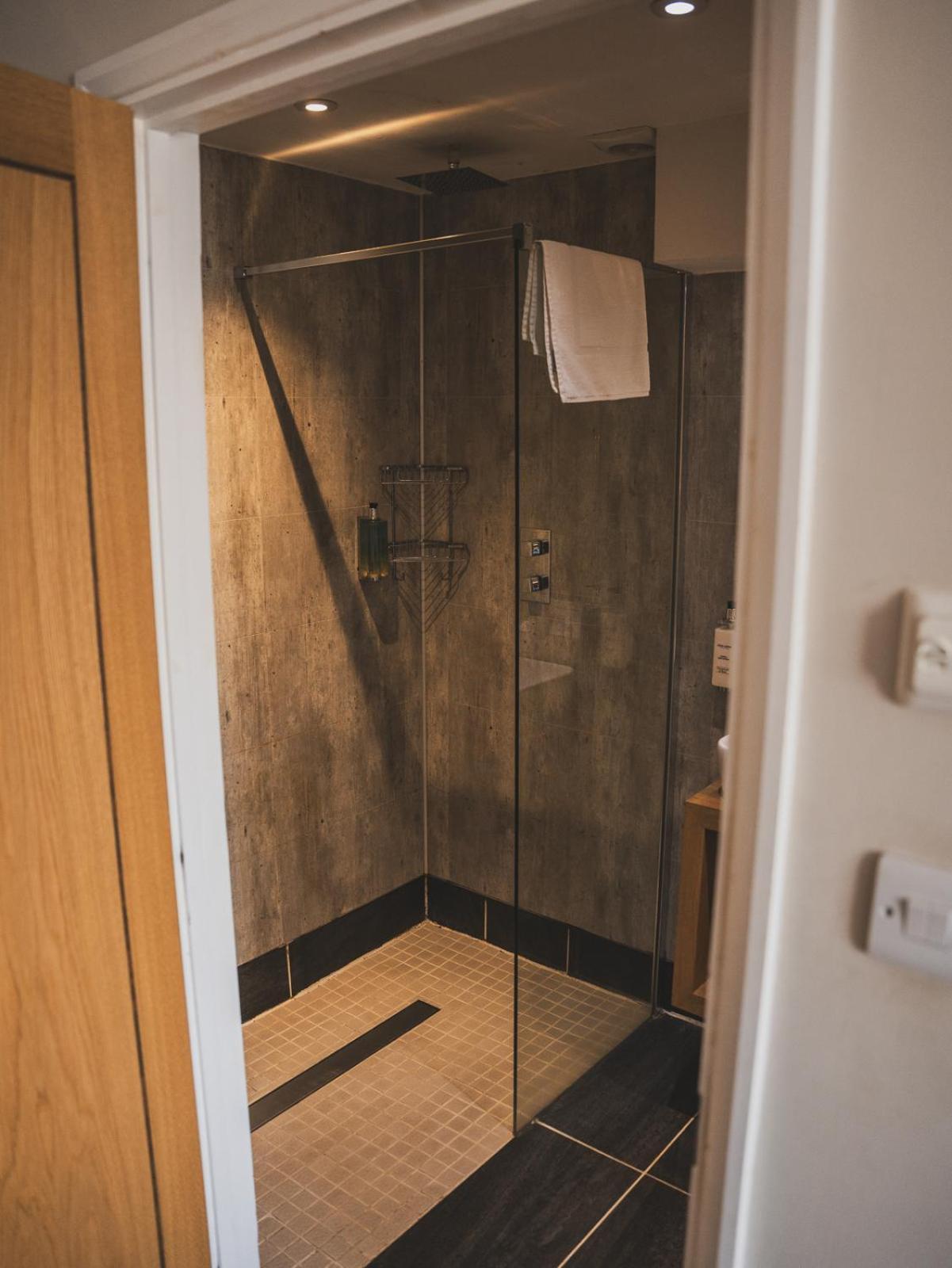 Hotel Crossways Wells Exterior foto A shower cubicle