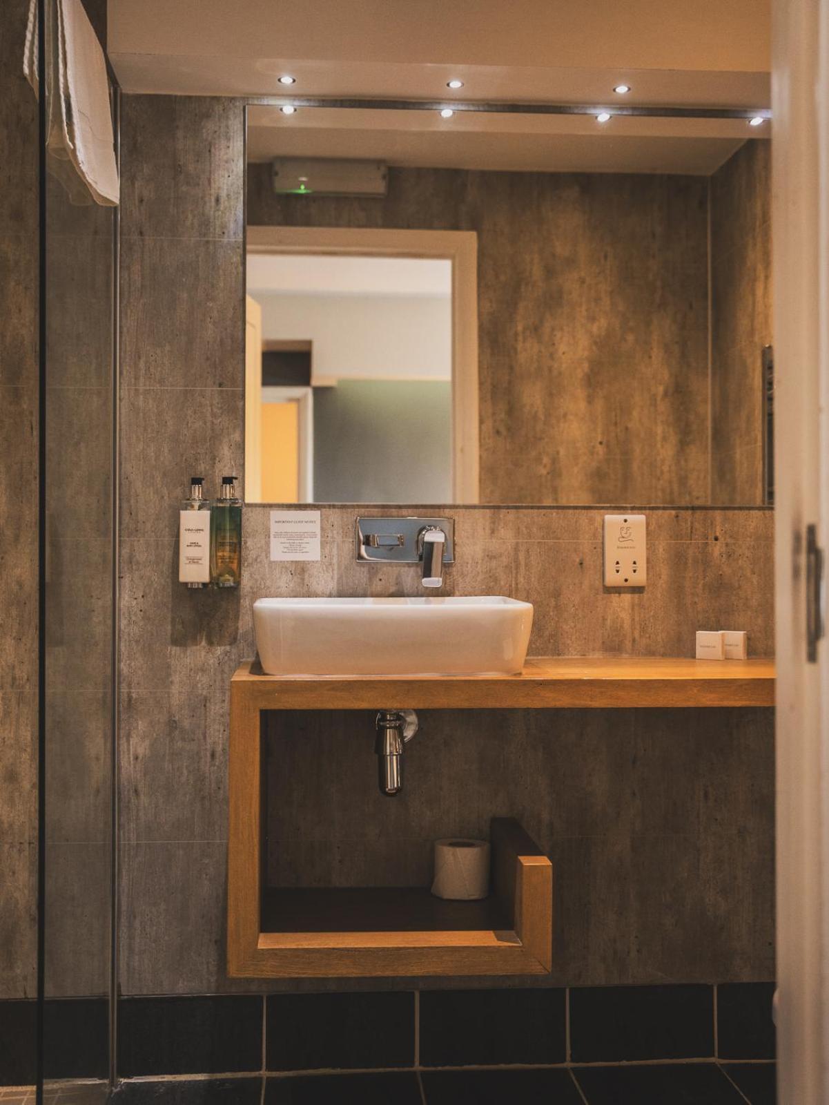 Hotel Crossways Wells Exterior foto Bathroom