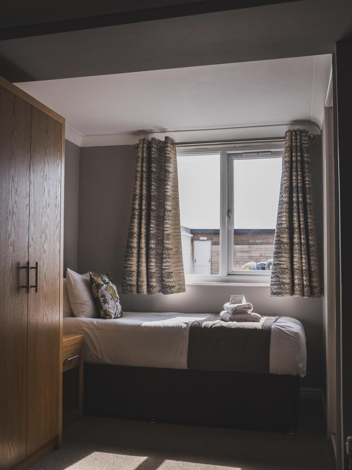 Hotel Crossways Wells Exterior foto A bedroom at the hotel