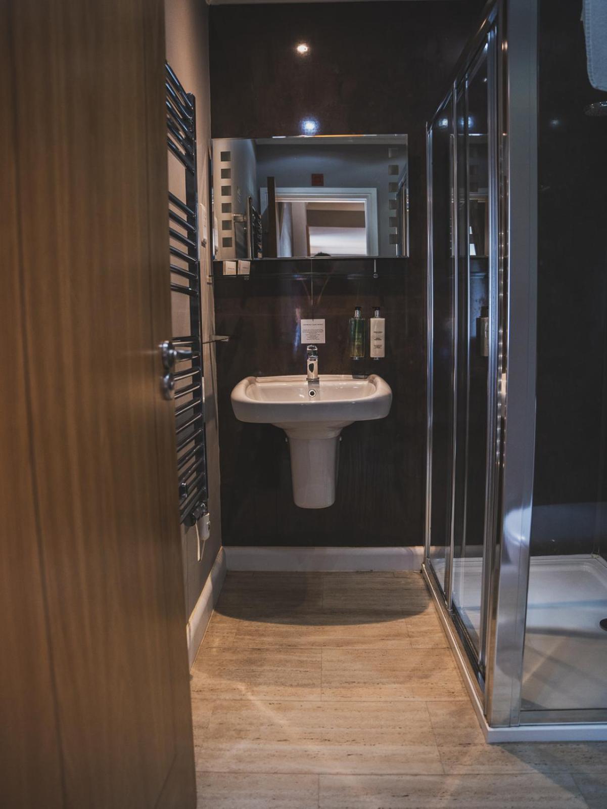 Hotel Crossways Wells Exterior foto A wet room in a hotel