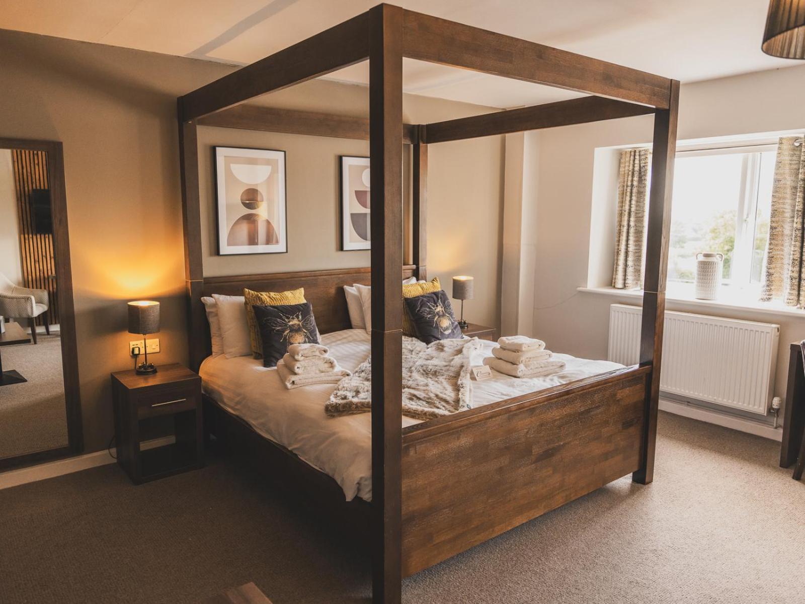 Hotel Crossways Wells Exterior foto A four-poster bed