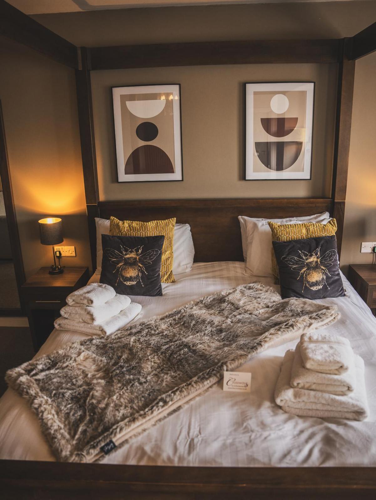 Hotel Crossways Wells Exterior foto A bed with a throw