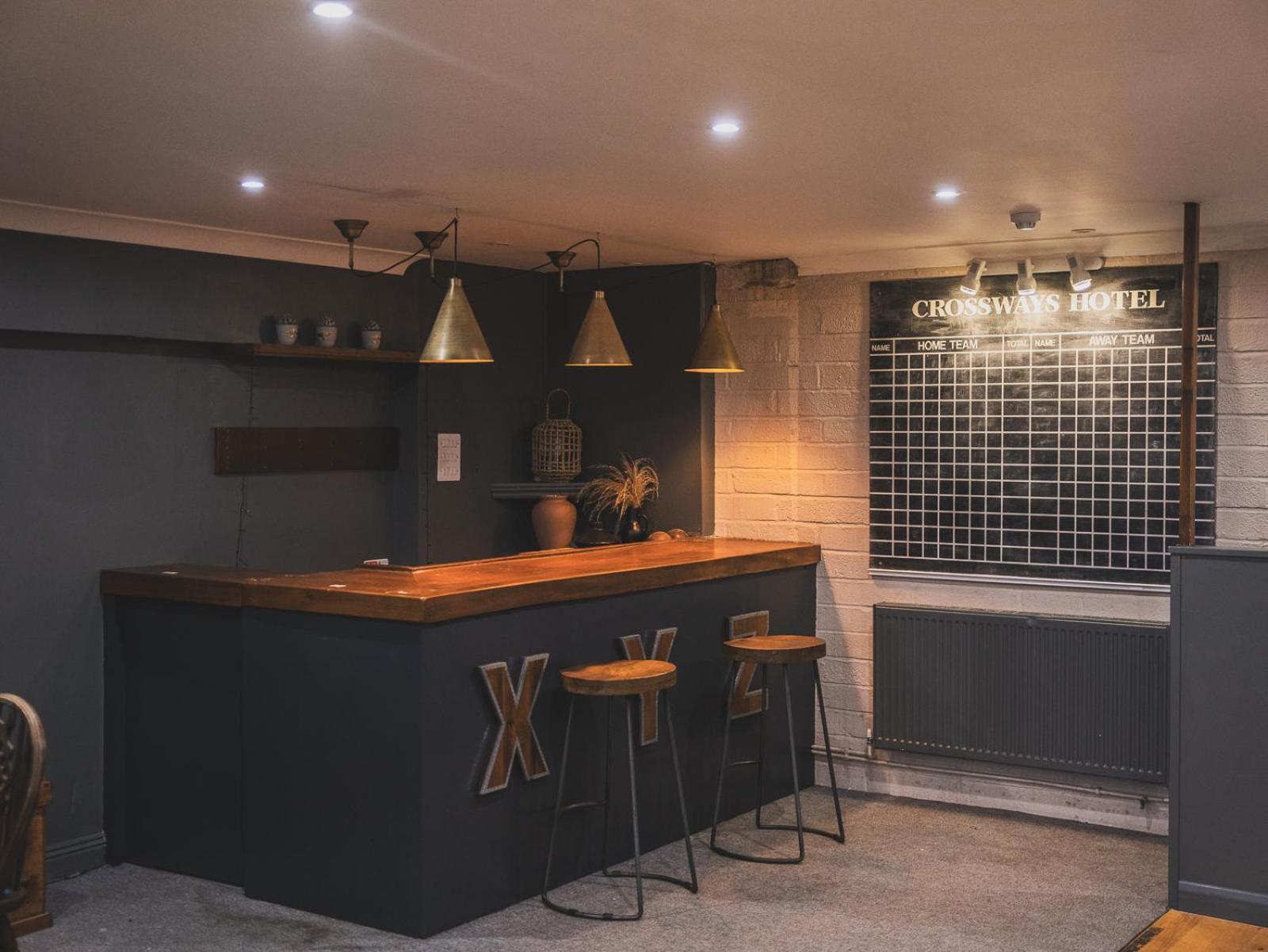 Hotel Crossways Wells Exterior foto The bar at the Crown Hotel