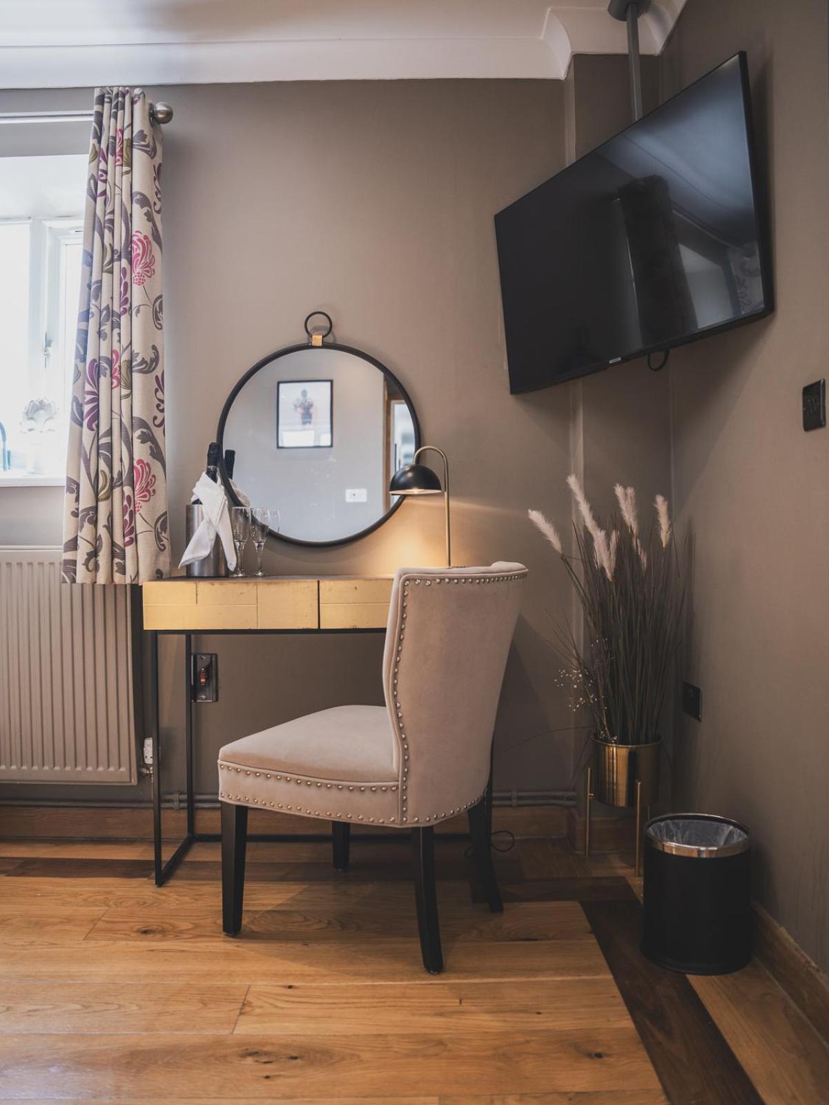 Hotel Crossways Wells Habitación foto A dressing table in a bedroom
