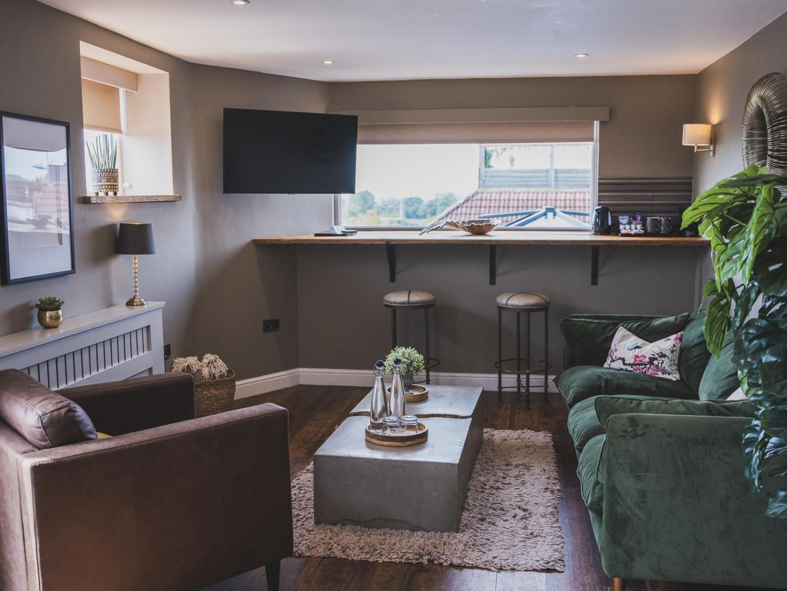 Hotel Crossways Wells Habitación foto The interior of a typical apartment at The Mill