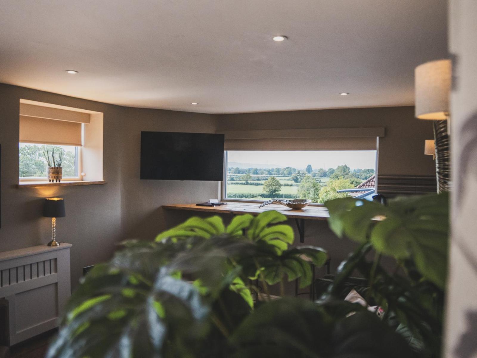Hotel Crossways Wells Habitación foto The interior of the control tower at Cotswold Airport