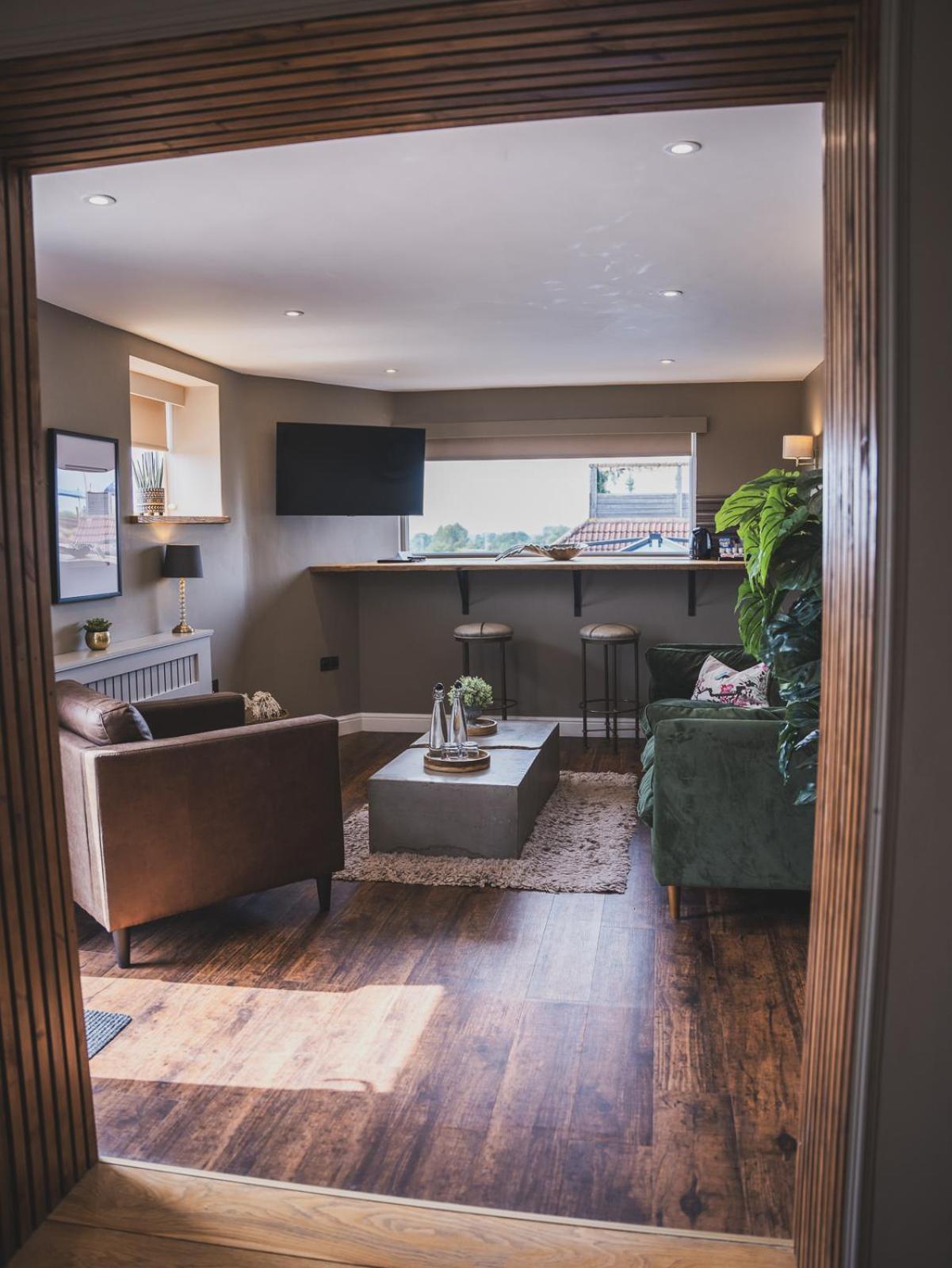 Hotel Crossways Wells Habitación foto The interior of the 1960s building