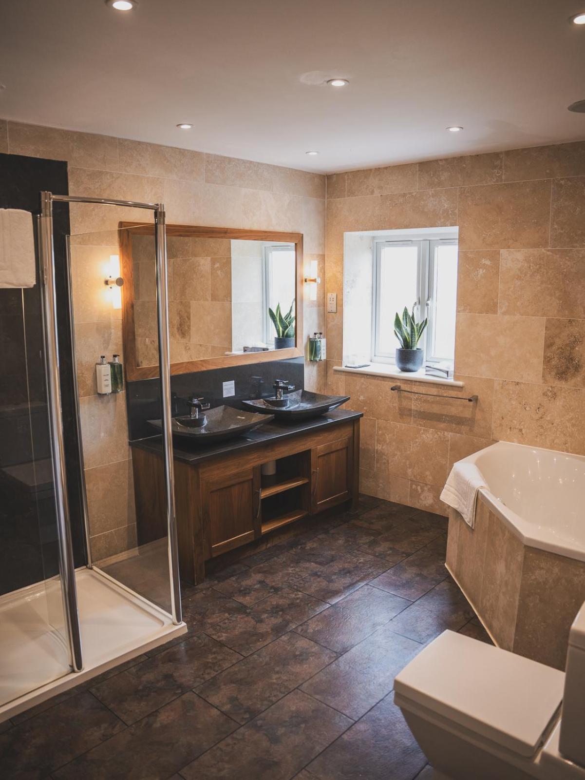 Hotel Crossways Wells Habitación foto A bathroom in the UK