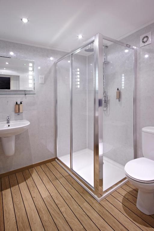 Hotel Crossways Wells Exterior foto A shower cubicle